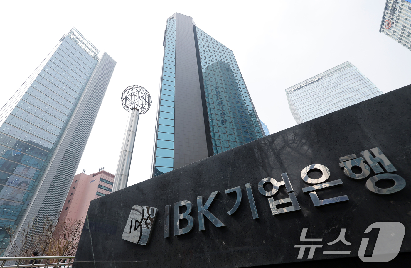 (서울=뉴스1) 박정호 기자 = IBK기업은행에서 총 882억 원 규모의 부당대출이 확인됐다. 사진은 25일 서울 중구 을지로 IBK기업은행 본점 모습.금융감독원은 대규모 금융사고 …