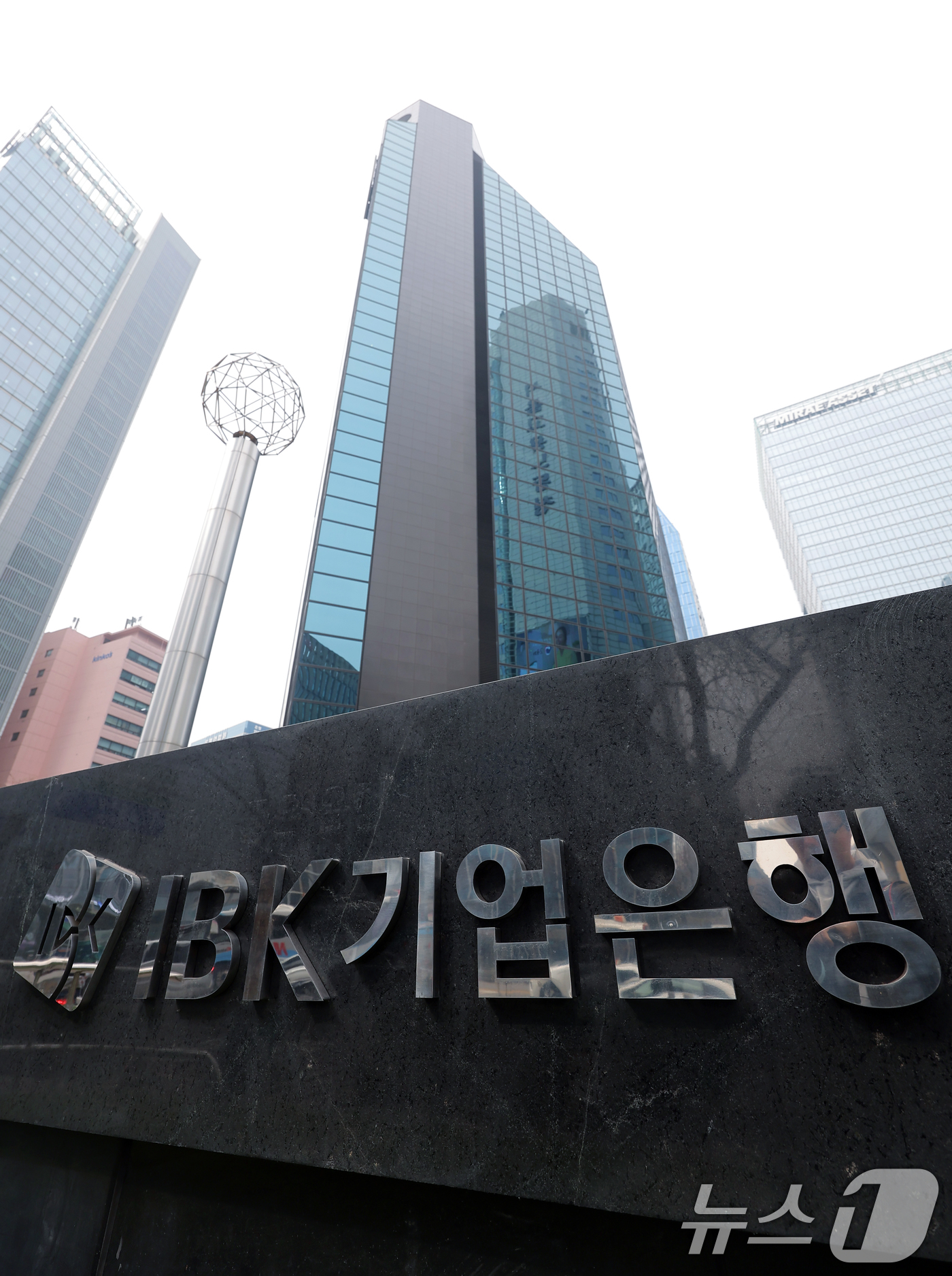 (서울=뉴스1) 박정호 기자 = IBK기업은행에서 총 882억 원 규모의 부당대출이 확인됐다. 사진은 25일 서울 중구 을지로 IBK기업은행 본점 모습.금융감독원은 대규모 금융사고 …