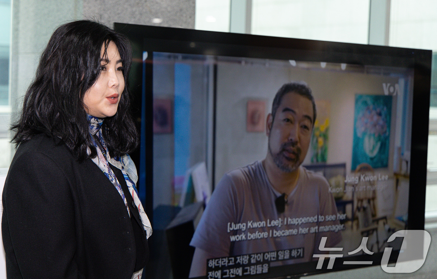 (서울=뉴스1) 이재명 기자 = 가수 겸 화가 솔비가 25일 오전 서울 여의도 국회 의원회관에서 열린 건전한 온라인 문화를 위한 STOP! 사이버불링 특별전에서 자신의 작품을 소개 …