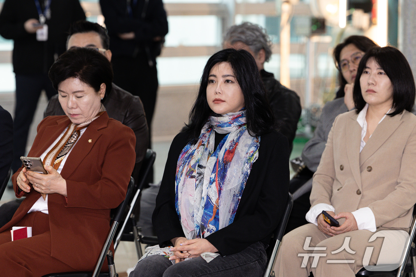 (서울=뉴스1) 이재명 기자 = 가수 겸 화가 솔비가 25일 오전 서울 여의도 국회 의원회관에서 열린 건전한 온라인 문화를 위한 STOP! 사이버불링 특별전에 참석해 있다.사이버불 …