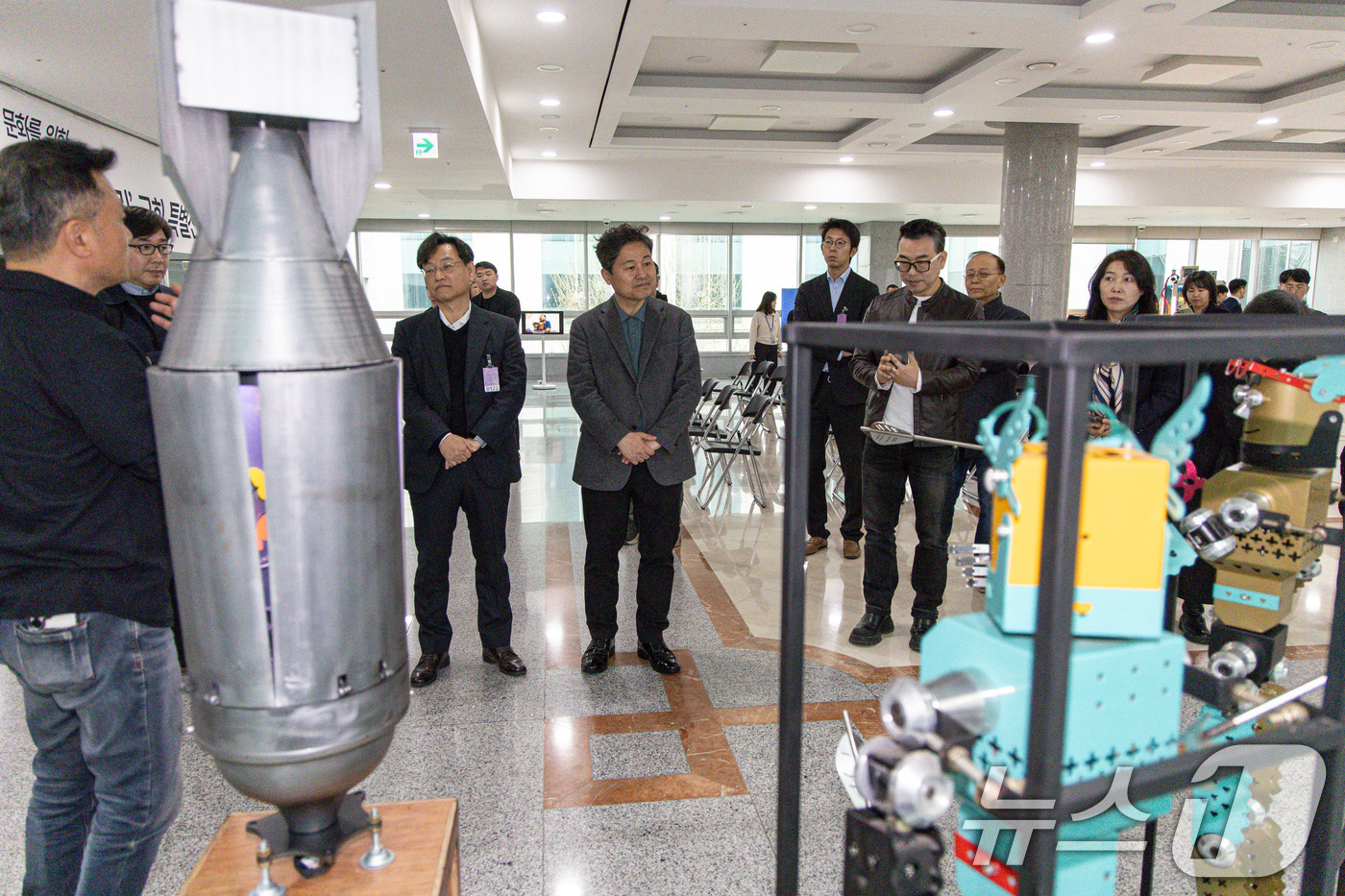 (서울=뉴스1) 이재명 기자 = 김영배 더불어민주당 의원을 비롯한 참석내빈들이 25일 오전 서울 여의도 국회 의원회관에서 열린 건전한 온라인 문화를 위한 STOP! 사이버불링 특별 …