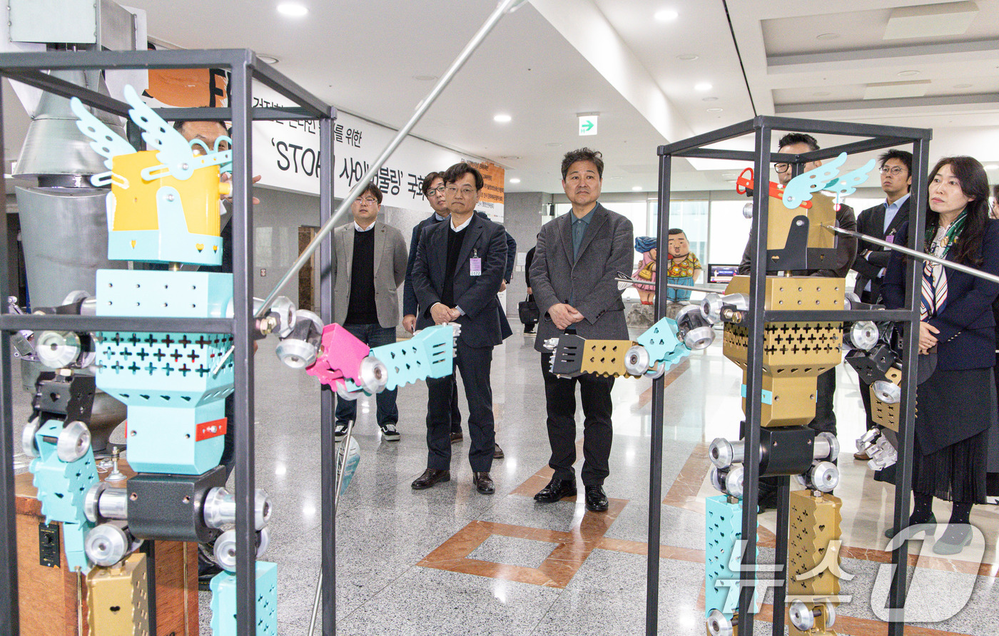 (서울=뉴스1) 이재명 기자 = 김영배 더불어민주당 의원을 비롯한 참석내빈들이 25일 오전 서울 여의도 국회 의원회관에서 열린 건전한 온라인 문화를 위한 STOP! 사이버불링 특별 …