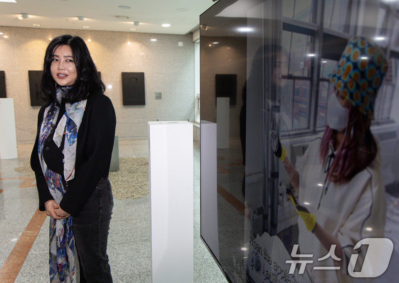 (서울=뉴스1) 이재명 기자 = 가수 겸 화가 솔비가 25일 오전 서울 여의도 국회 의원회관에서 열린 건전한 온라인 문화를 위한 STOP! 사이버불링 특별전에서 자신의 작품을 소개 …