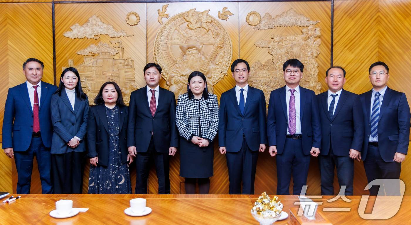 (서울=뉴스1) = 김민재 행정안전부 차관보가 지난 24일(현지시간) 몽골 울란바토르 몽골정부청사에서 바야르사이한 솔롱고 내각관방부차관과 '한·몽골 주소채계 현대화 사업 지원 양자 …