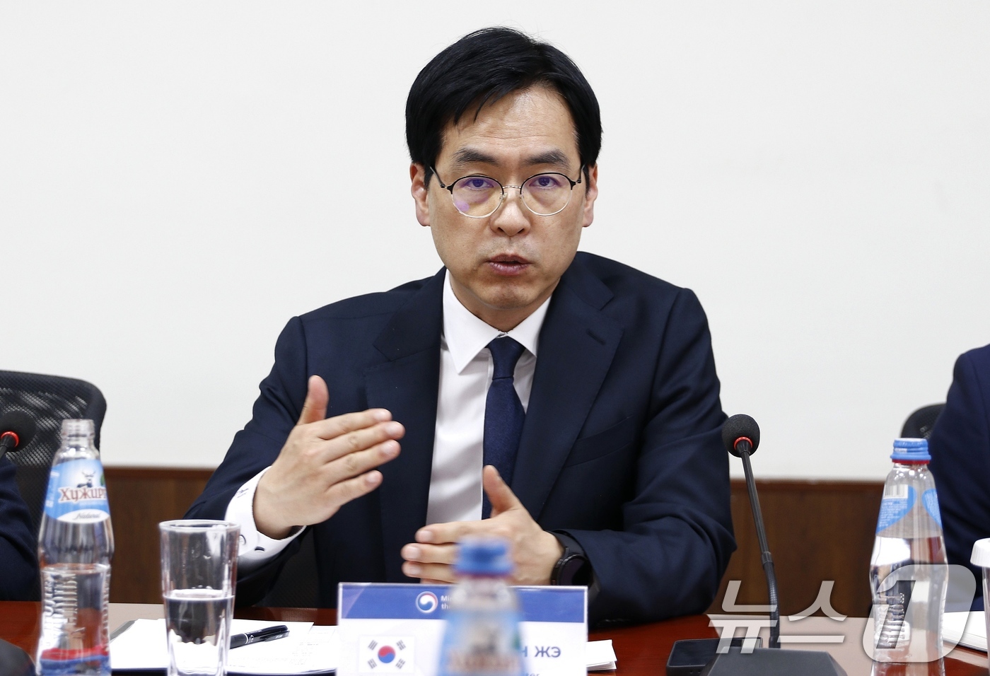 (서울=뉴스1) = 김민재 행정안전부 차관보가 지난 24일(현지시간) 몽골 울란바토르 토지행정청에서 엔크만라이 아난드 토지행정청장과 '몽골 주소 공무원 역량강화 프로그램 운영 협력 …