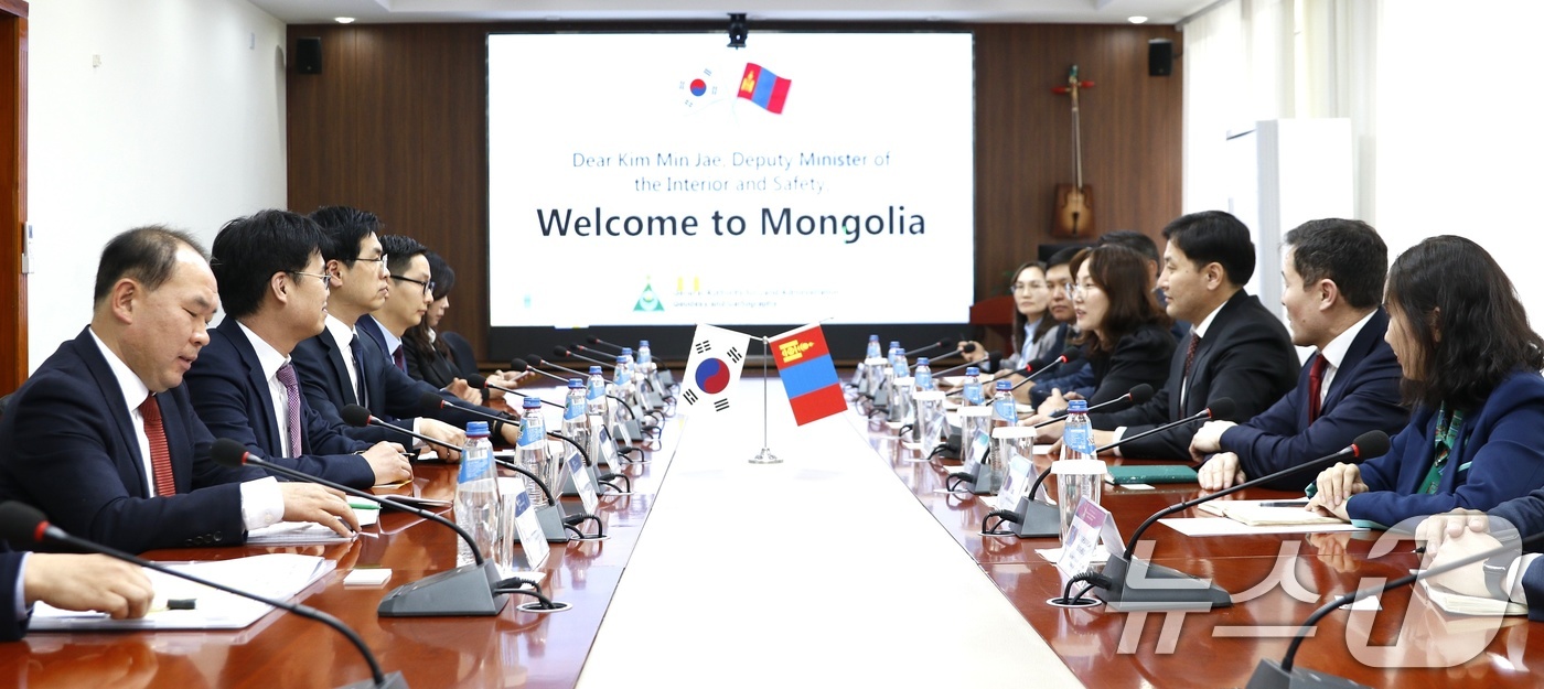(서울=뉴스1) = 김민재 행정안전부 차관보가 지난 24일(현지시간) 몽골 울란바토르 토지행정청에서 엔크만라이 아난드 토지행정청장과 '몽골 주소 공무원 역량강화 프로그램 운영 협력 …