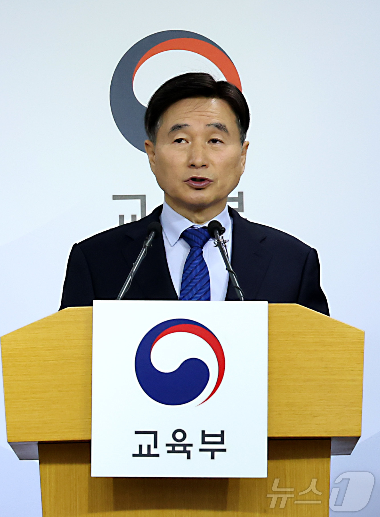 (세종=뉴스1) 김기남 기자 = 오승걸 한국교육과정평가원장이 25일 오전 세종시 정부세종청사 교육부에서  2026학년도 대학수학능력시험 시행 기본계획을 발표하고 있다. 2026학년 …