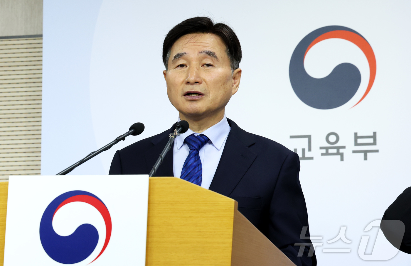 (세종=뉴스1) 김기남 기자 = 오승걸 한국교육과정평가원장이 25일 오전 세종시 정부세종청사 교육부에서  2026학년도 대학수학능력시험 시행 기본계획을 발표하고 있다. 2026학년 …