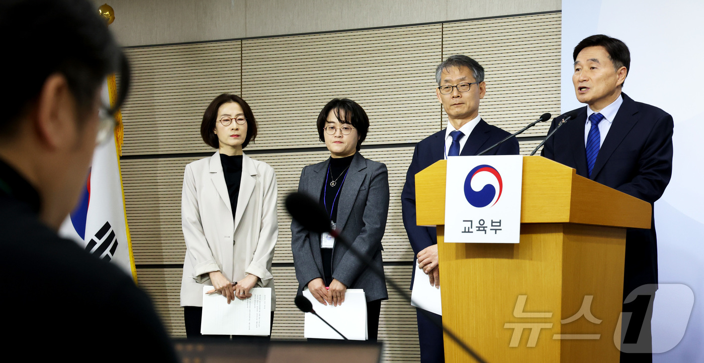 (세종=뉴스1) 김기남 기자 = 오승걸 한국교육과정평가원장(오른쪽)이 25일 오전 세종시 정부세종청사 교육부에서 2026학년도 대학수학능력시험 시행 기본계획을 발표한 뒤 권영락 …