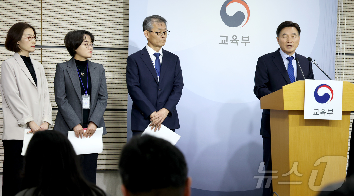 (세종=뉴스1) 김기남 기자 = 오승걸 한국교육과정평가원장(오른쪽)이 25일 오전 세종시 정부세종청사 교육부에서 2026학년도 대학수학능력시험 시행 기본계획을 발표한 뒤 권영락 …