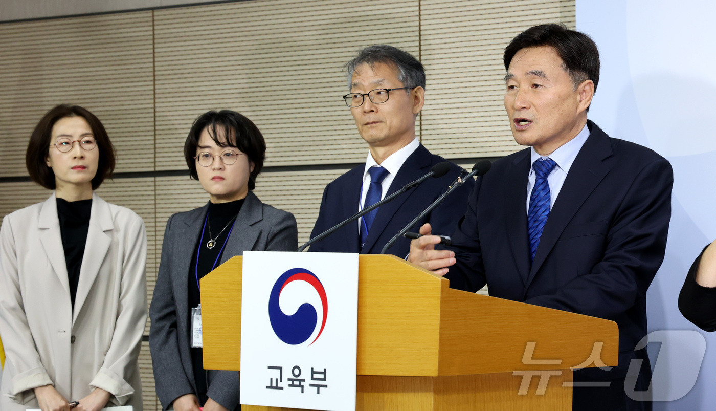 (세종=뉴스1) 김기남 기자 = 오승걸 한국교육과정평가원장(오른쪽)이 25일 오전 세종시 정부세종청사 교육부에서 2026학년도 대학수학능력시험 시행 기본계획을 발표한 뒤 권영락 …
