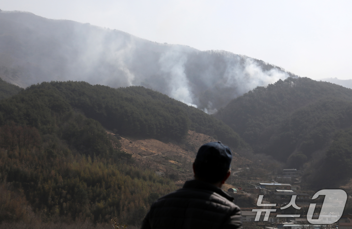 (산청=뉴스1) 윤일지 기자 = 경남 산청 대형 산불 닷새째인 25일 지리산과 인접한 산청군 시천면 구곡산 일대에 산불이 번져 주민들이 걱정스러운 마음으로 산불을 지켜보고 있다. …