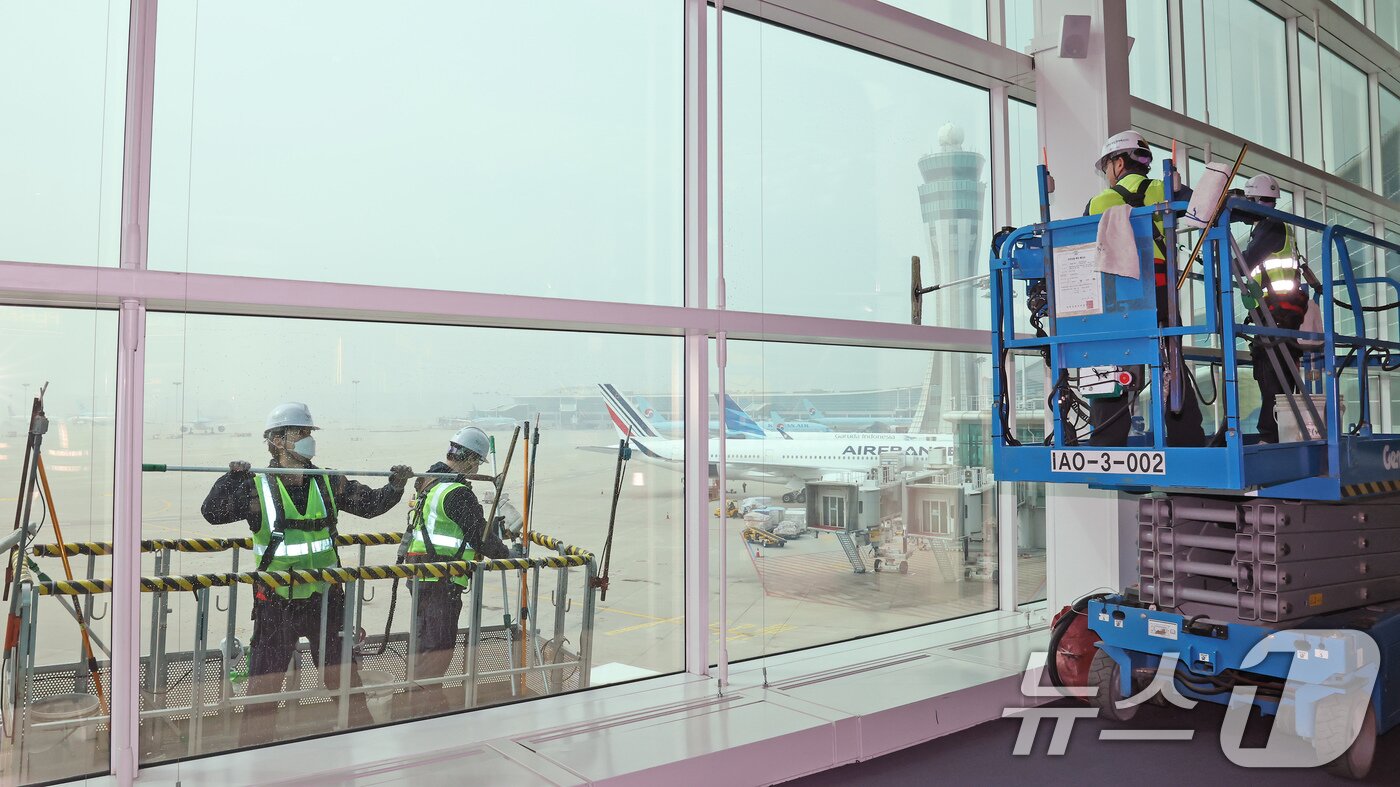 본문 이미지 - 인천공항운영서비스 환경미화운영그룹 직원들이 25일 오전 인천국제공항 제2터미널에서 봄맞이 유리창 물청소를 하고 있다. 2025.3.25/뉴스1 ⓒ News1 장수영 기자