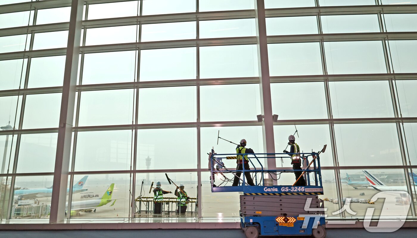 본문 이미지 - 인천공항운영서비스 환경미화운영그룹 직원들이 25일 오전 인천국제공항 제2터미널에서 봄맞이 유리창 물청소를 하고 있다. 2025.3.25/뉴스1 ⓒ News1 장수영 기자