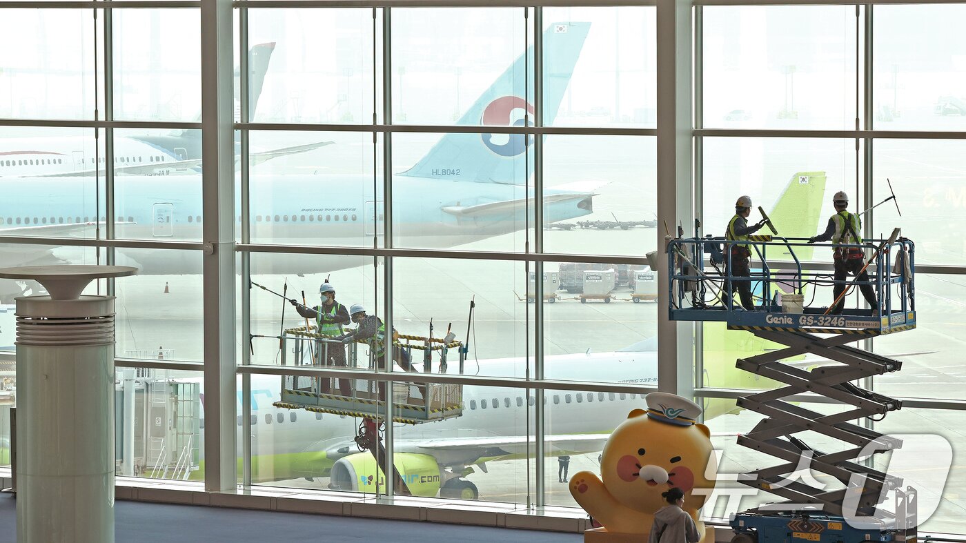 본문 이미지 - 인천공항운영서비스 환경미화운영그룹 직원들이 25일 오전 인천국제공항 제2터미널에서 봄맞이 유리창 물청소를 하고 있다. 2025.3.25/뉴스1 ⓒ News1 장수영 기자