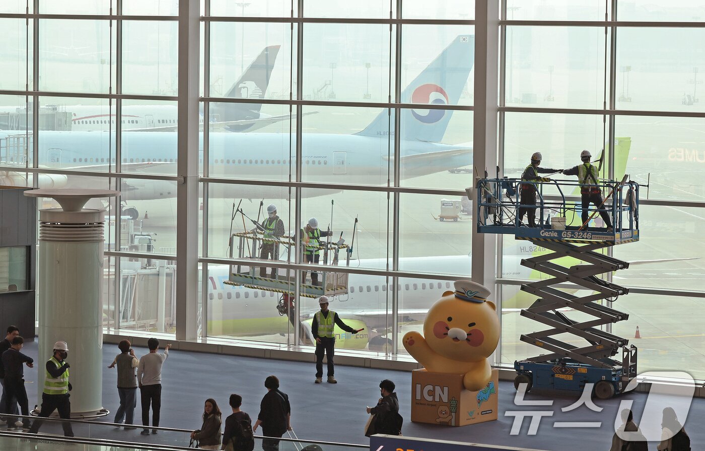 본문 이미지 - 인천공항운영서비스 환경미화운영그룹 직원들이 25일 오전 인천국제공항 제2터미널에서 봄맞이 유리창 물청소를 하고 있다. 2025.3.25/뉴스1 ⓒ News1 장수영 기자