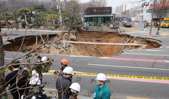 '명일동 싱크홀' 유가족, 오세훈 시장·대우건설 대표 고소