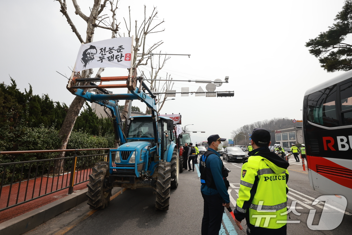 (과천=뉴스1) 김진환 기자 = 25일 경기 과천시 과천대로 인근에서 경찰이 전국농민회총연맹(전농) 소속 트랙터들이 서울로 향하고 있다.전농은 이날 서울 서초구 남태령고개에서 윤석 …