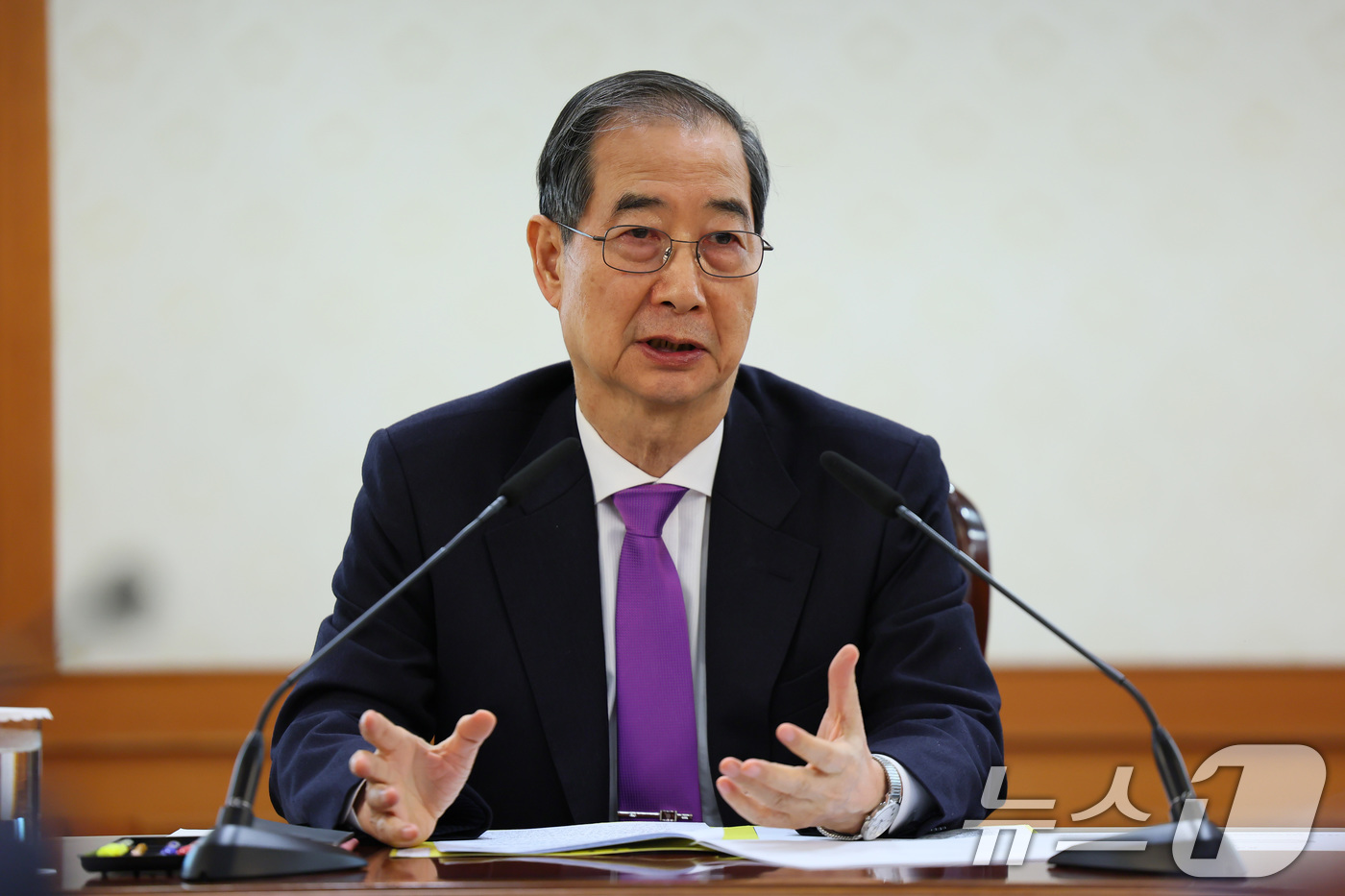 (서울=뉴스1) 임세영 기자 = 한덕수 대통령 권한대행 국무총리가 25일 서울 종로구 정부서울청사에서 열린 긴급 통상관계장관 간담회에서 발언을 하고 있다. (총리실 제공, 재판매 …