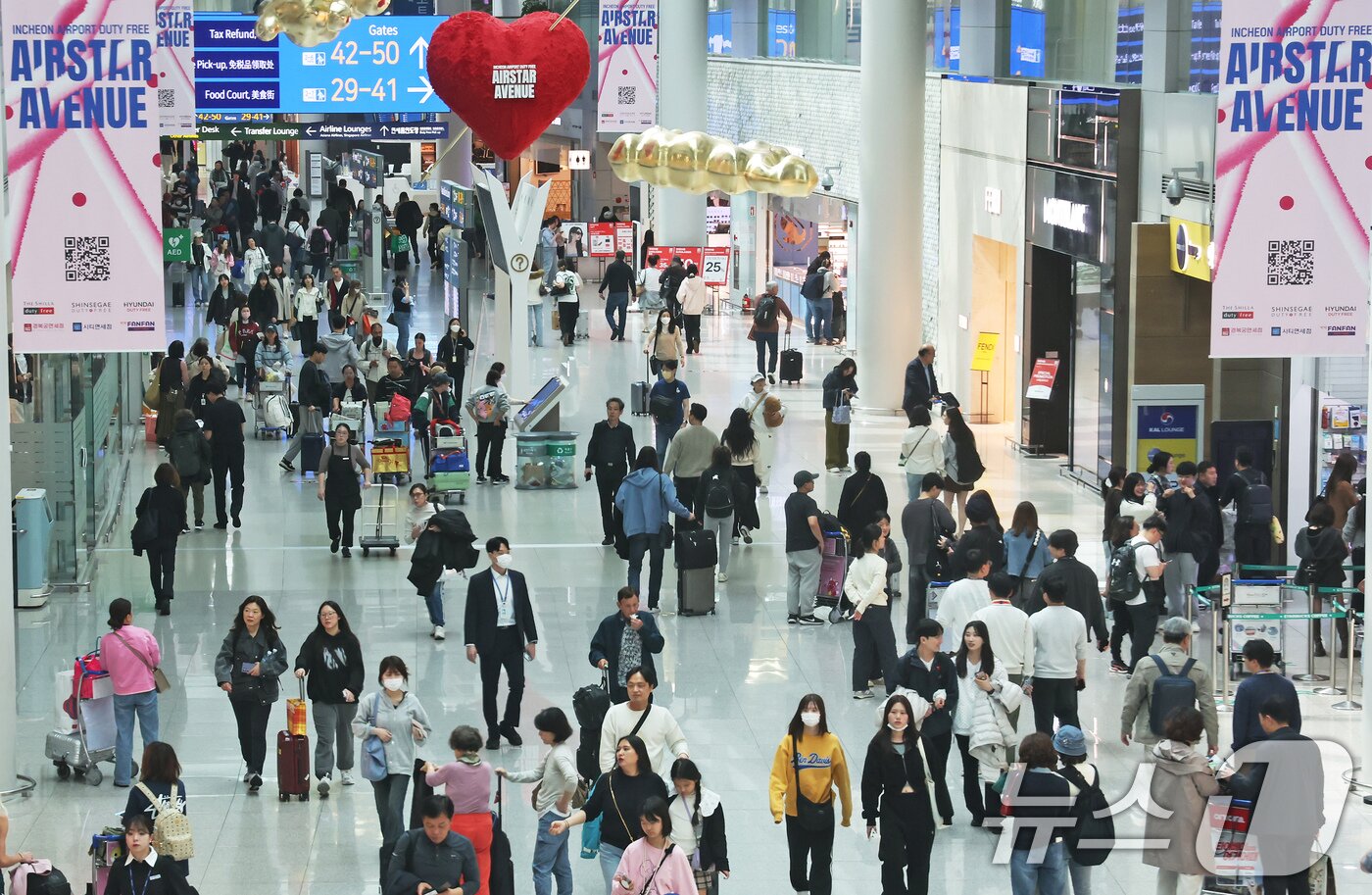본문 이미지 - 지난 3월 인천국제공항 제1터미널 면세구역에서 여행객들이 쇼핑을 하고 있다. 2025.3.25/뉴스1 ⓒ News1 장수영 기자
