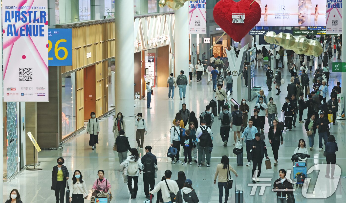 본문 이미지 - 인천국제공항 제1터미널 면세구역에서 여행객들이 쇼핑을 하고 있다. /뉴스1 ⓒ News1 장수영 기자