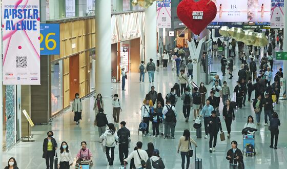 中노동절 연휴 소비쿠폰 뿌려 관광객 유치…내수 살리기 총력전