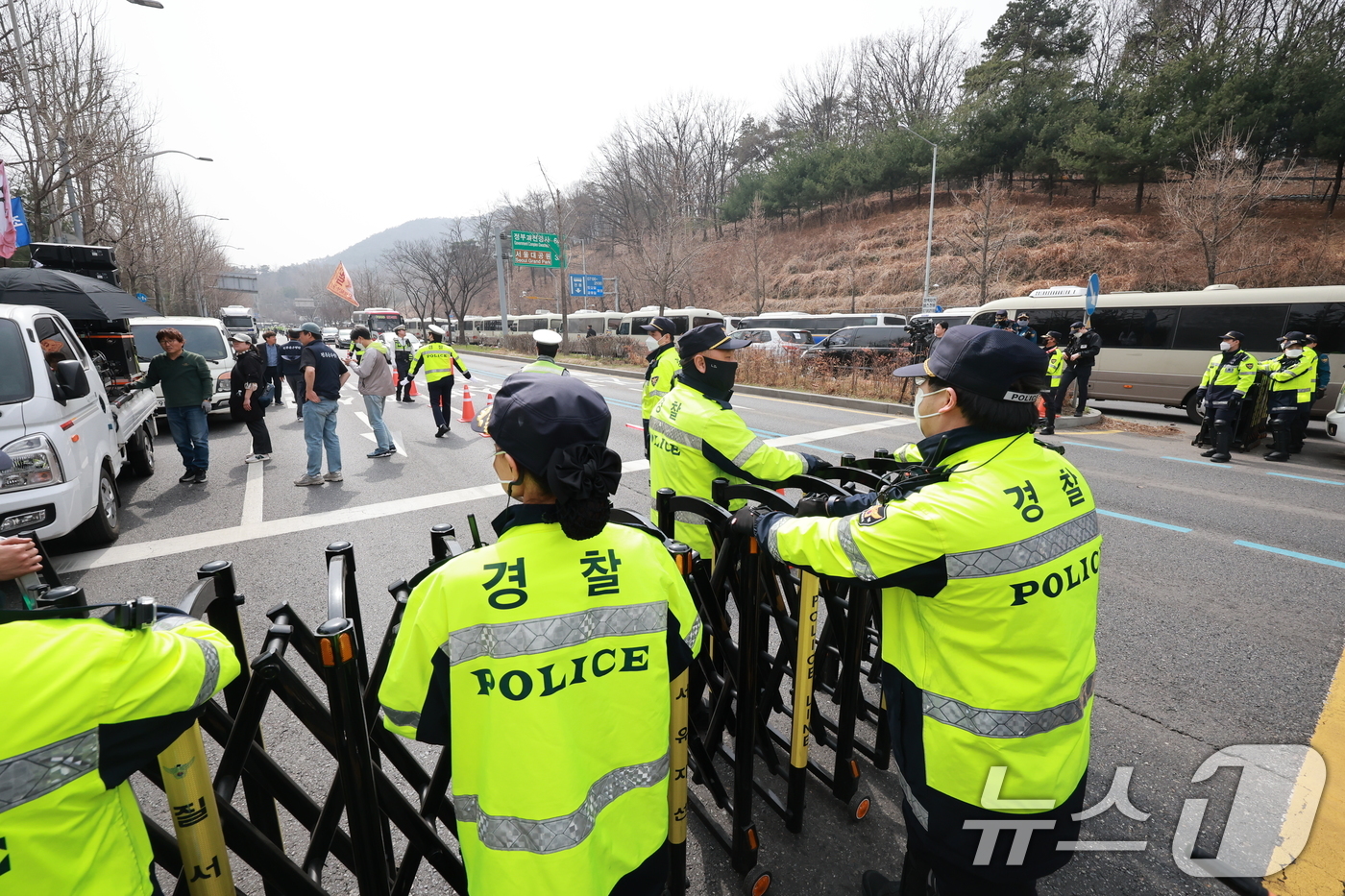 (서울=뉴스1) 김진환 기자 = 25일 서울 서초구 과천대로 지하철 4호선 남태령역 인근에서 경찰이 전국농민회총연맹(전농) 소속 트랙터들의 서울 시내 진입을 막기 위해 바리케이트를 …