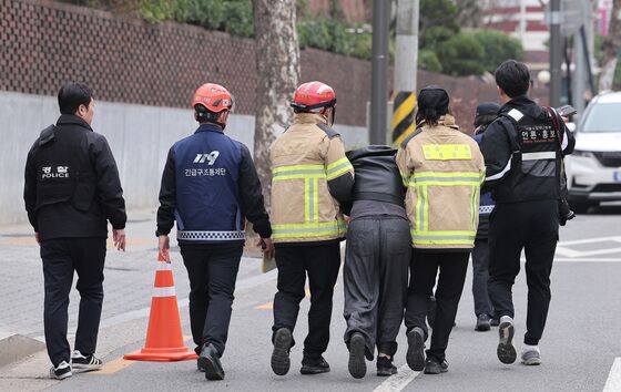 싱크홀 매몰 30대 시신으로…"우리 아기 깨워야 해" 주저앉은 유족