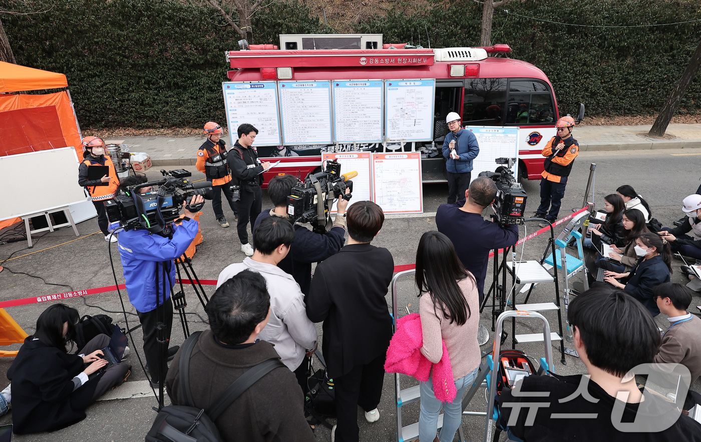 (서울=뉴스1) 김성진 기자 = 이재혁 서울시 도시기반시설본부 도시철도토목부장이 25일 서울 강동구 대명초등학교 인근 사거리에서 전날 발생한 싱크홀(땅 꺼짐) 사고로 매몰된 30대 …