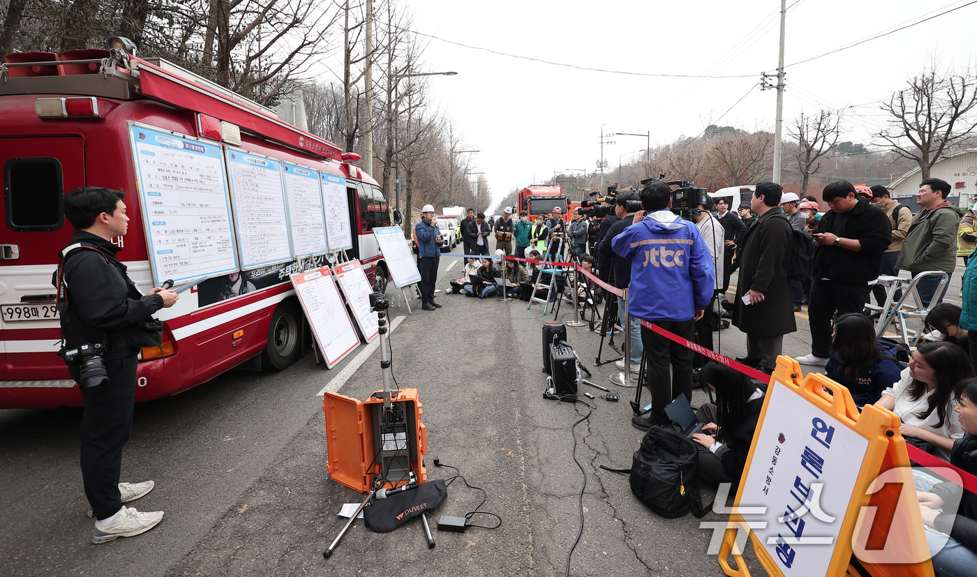 (서울=뉴스1) 김성진 기자 = 이재혁 서울시 도시기반시설본부 도시철도토목부장이 25일 서울 강동구 대명초등학교 인근 사거리에서 전날 발생한 싱크홀(땅 꺼짐) 사고로 매몰된 30대 …