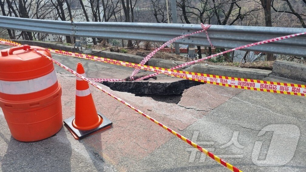 본문 이미지 - 삼척 도계읍 장원초 인근 도로 붕괴 현장.(강원도교육청 제공, 재판매 및 DB 금지) 2025.3.25/뉴스1