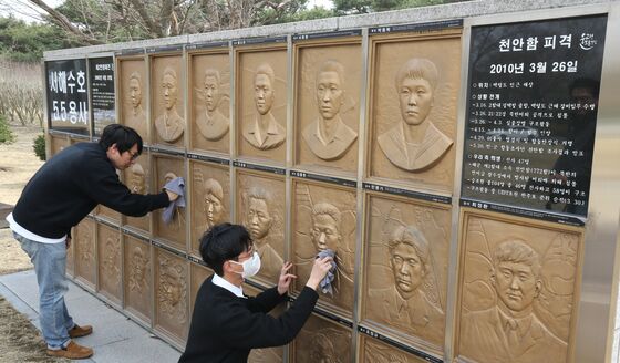 민주 "호국의 별 된 천안함 영웅들…숭고한 정신 받들 것"
