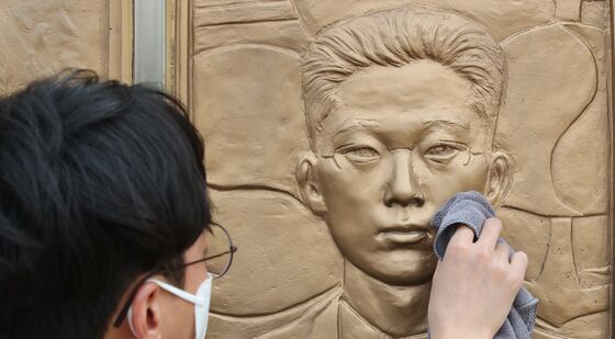 천안함 용사 흉상 닦는 현충원 직원