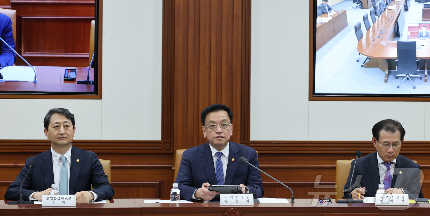 (서울=뉴스1) 임세영 기자 = 최상목 경제부총리 겸 기획재정부 장관이 25일 서울 종로구 정부서울청사에서 열린 제4차 공급망안정화위원회 회의에서 발언을 하고 있다. 2025.3. …