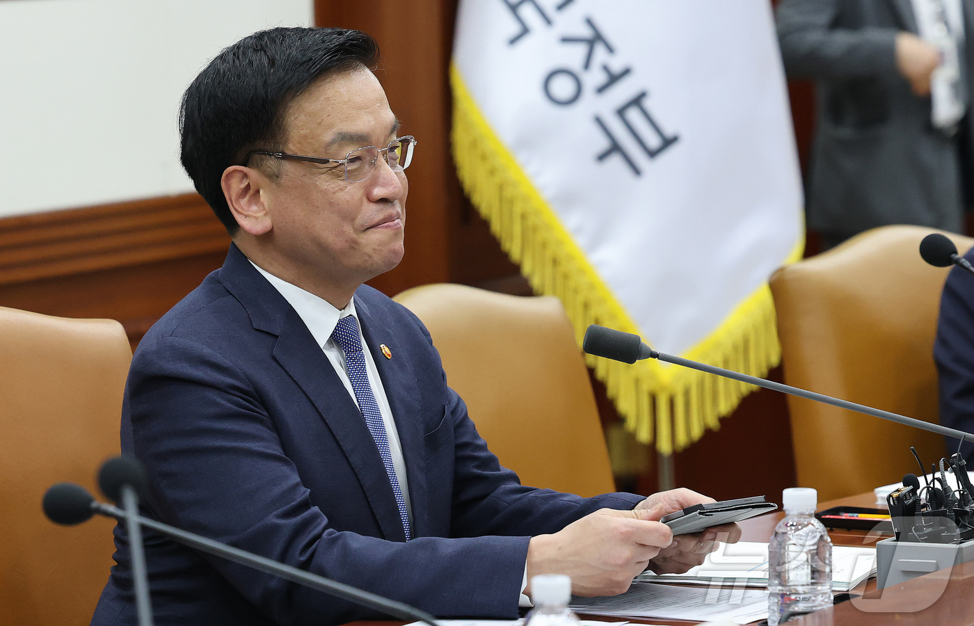 (서울=뉴스1) 임세영 기자 = 최상목 경제부총리 겸 기획재정부 장관이 25일 서울 종로구 정부서울청사에서 열린 제4차 공급망안정화위원회 회의에서 미소를 짓고 있다. 2025.3. …