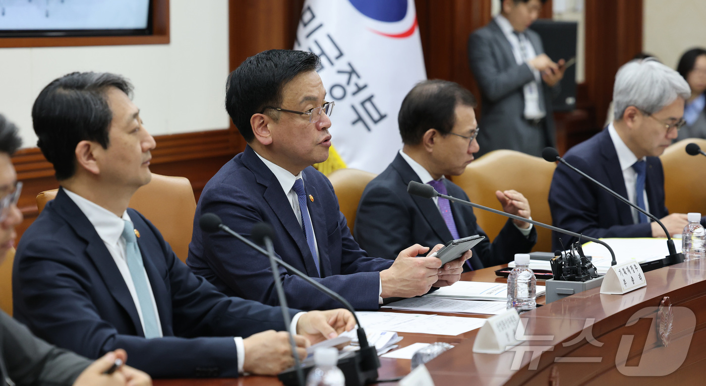 (서울=뉴스1) 임세영 기자 = 최상목 경제부총리 겸 기획재정부 장관이 25일 서울 종로구 정부서울청사에서 열린 제4차 공급망안정화위원회 회의에서 발언을 하고 있다. 2025.3. …