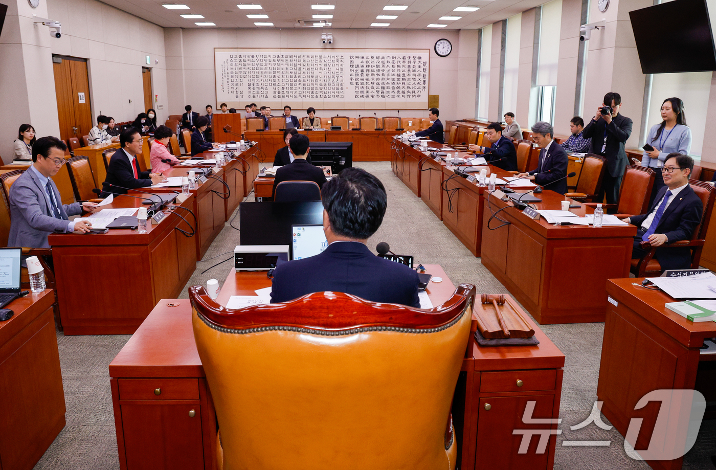 (서울=뉴스1) 안은나 기자 = 유상범 국회 법제사법위원회 법안심사제2소위원장이 25일 서울 여의도 국회에서 열린 제1차 법안심사제2소위원회에서 코로나바이러스감염증-19 예방접종 …