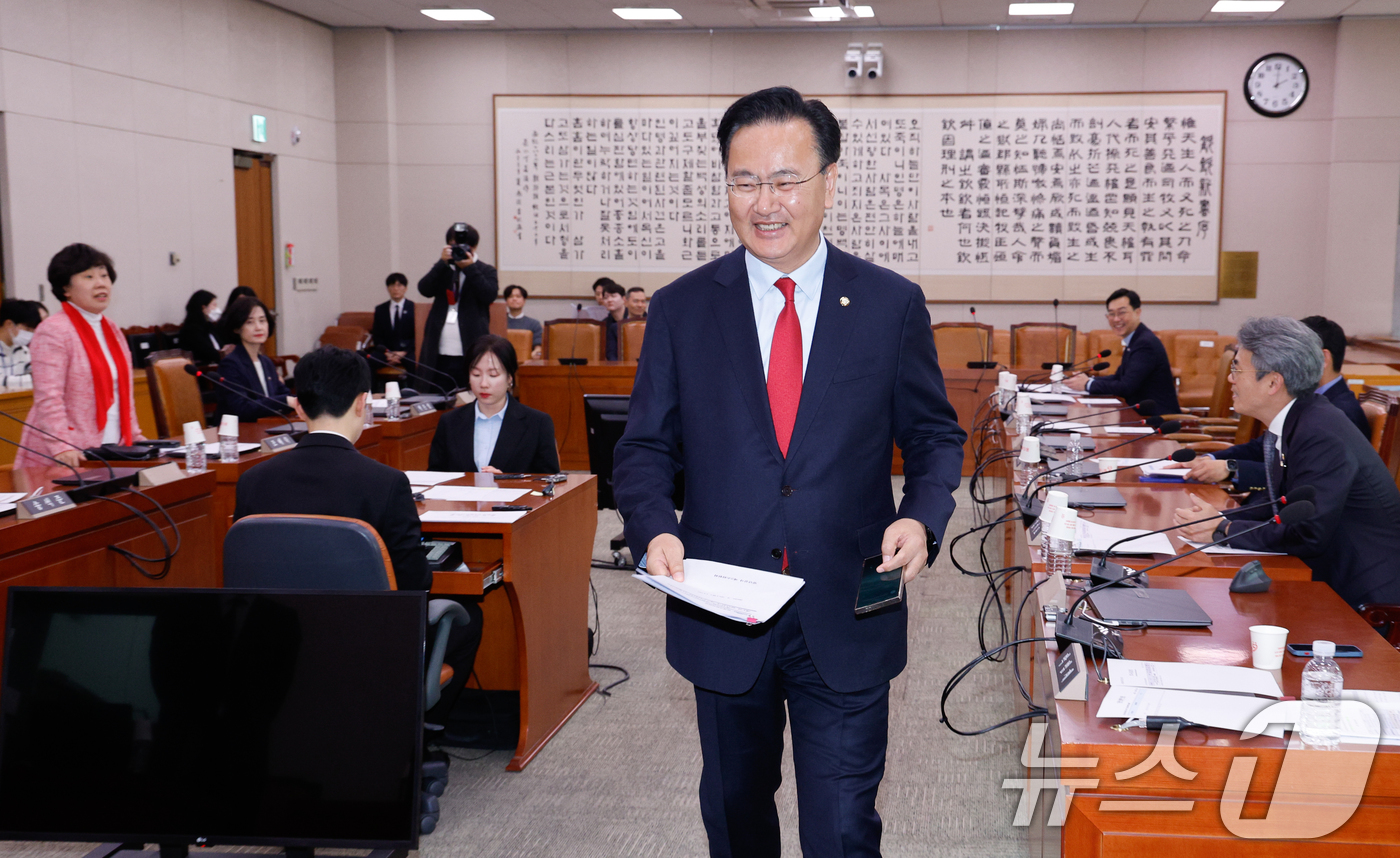 (서울=뉴스1) 안은나 기자 = 유상범 국회 법제사법위원회 법안심사제2소위원장이 25일 서울 여의도 국회에서 열린 제1차 법안심사제2소위원회에서 코로나바이러스감염증-19 예방접종 …