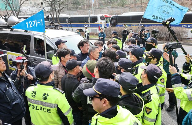 집회 출동하자 "중국 경찰이지? 관등성명 해봐"…尹지지자 억지에 고통