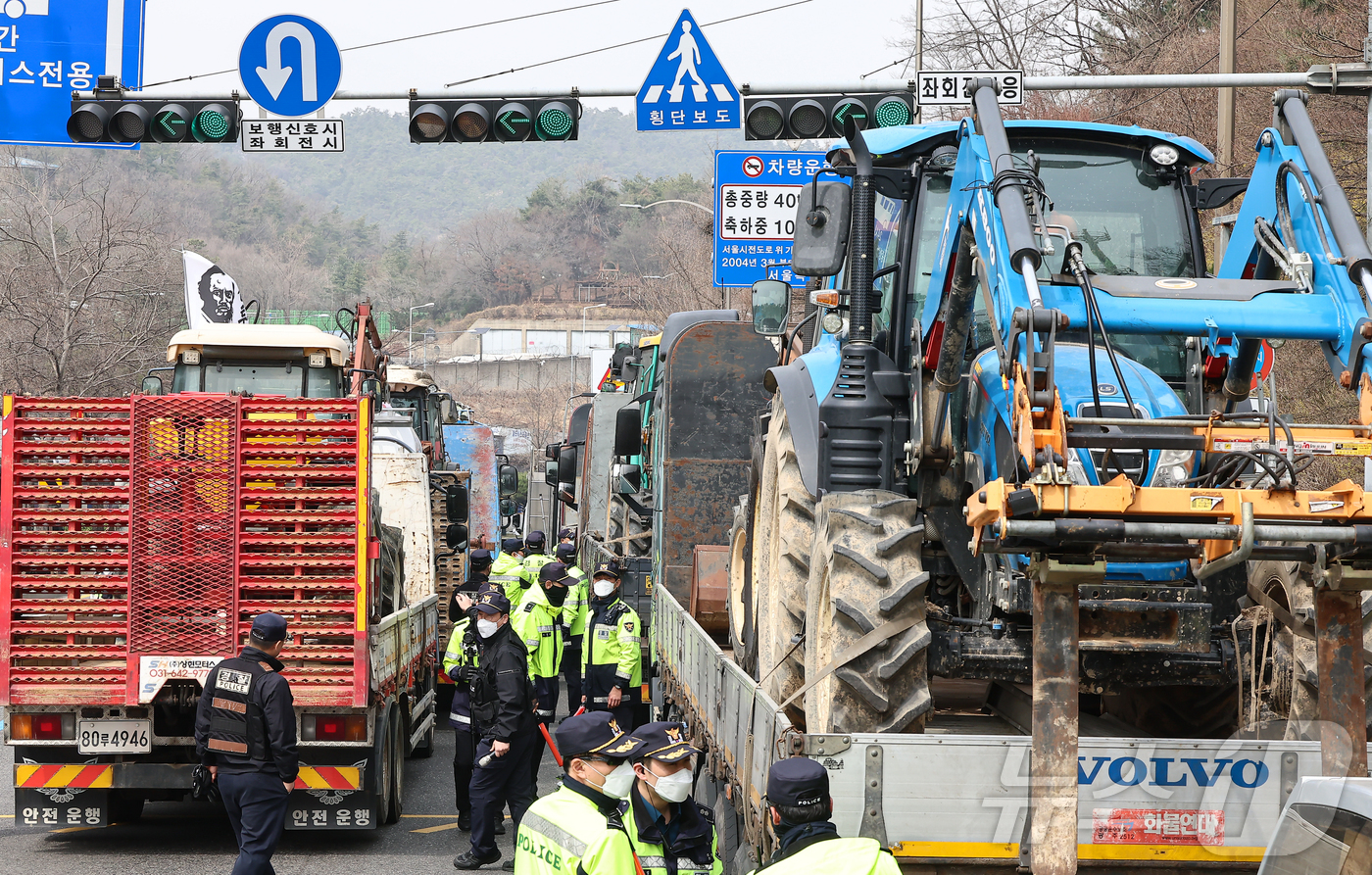 (서울=뉴스1) 김도우 기자 = 25일 서울 관악구 과천대로에서 남태령역으로 향하던 전국농민회총연맹(전농) 소속 트랙터들이 경찰 통제로 멈춰서 있다.전농은 이날 오후 남태령역에서 …