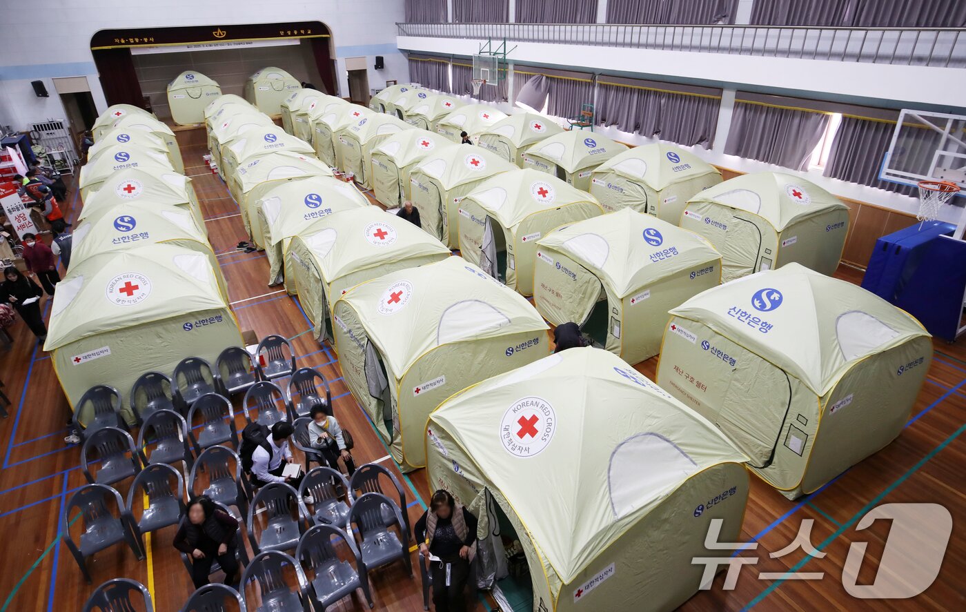 본문 이미지 - 경남 산청 대형 산불 닷새째인 25일 산청군 단성면 단성중학교에 마련된 이재민 대피소에서 이재민들이 휴식을 취하고 있다. 2025.3.25/뉴스1 ⓒ News1 윤일지 기자