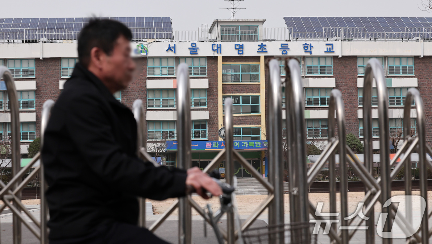 (서울=뉴스1) 김성진 기자 = 25일 서울 강동구 대명초등학교 인근 사거리에서 전날 발생한 대형 싱크홀(땅 꺼짐) 사고로 인해 인근 학교 4곳(한영중·고등학교와 한영외고, 대명초 …