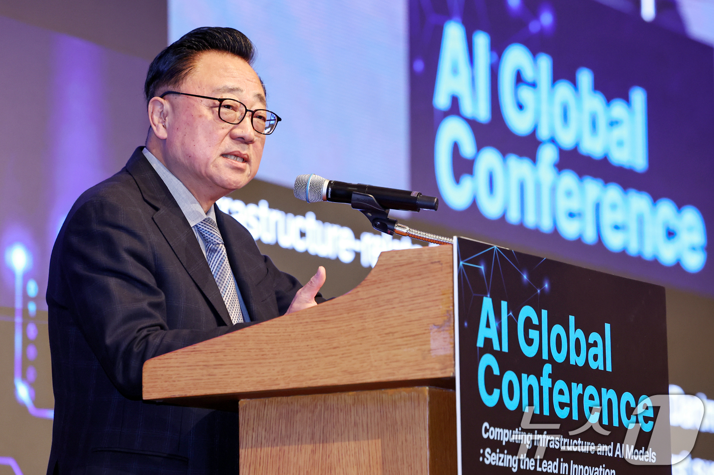 (서울=뉴스1) 민경석 기자 = 고동진 국민의힘 의원(전 삼성전자 사장)이 25일 오후 서울 중구 롯데호텔에서 열린 'AI 글로벌 콘퍼런스'에서 참석하고 있다.이날 행사는 AI 컴 …