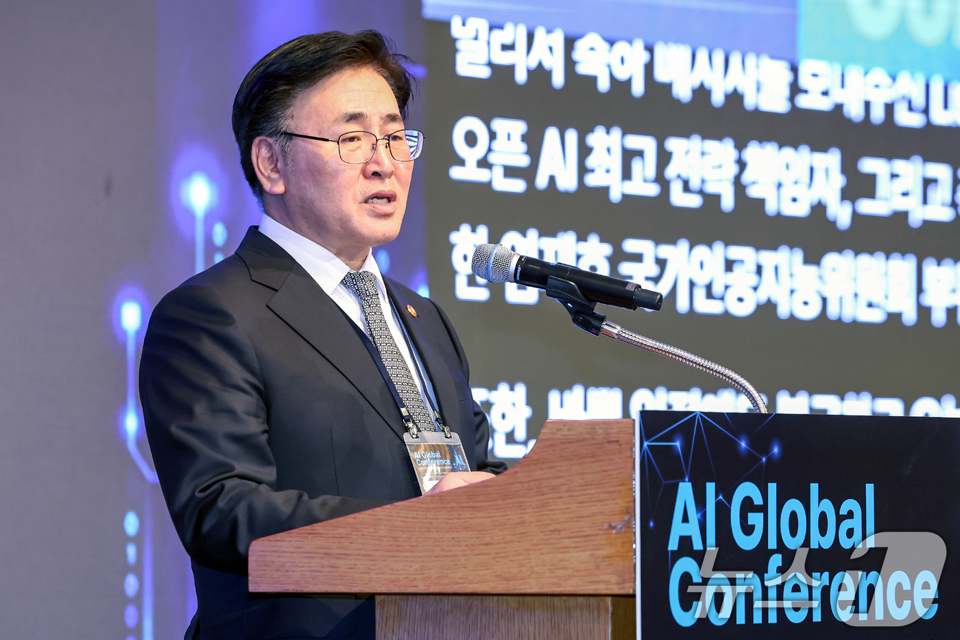 (서울=뉴스1) 민경석 기자 = 유상임 과학기술정보통신부 장관이 25일 오후 서울 중구 롯데호텔에서 열린 'AI 글로벌 콘퍼런스'에서 축사를 하고 있다.이날 행사는 AI 컴퓨팅 인 …