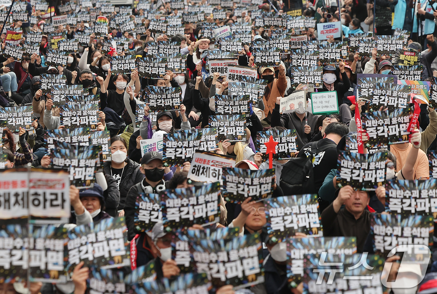 (서울=뉴스1) 김진환 기자 = 전국농민회총연맹(전농)과 야 5당, 시민사회 단체 회원들이 25일 오후 서울 서초구 과천대로 지하철 4호선 남태령역 인근에서 윤석열 대통령 탄핵을 …