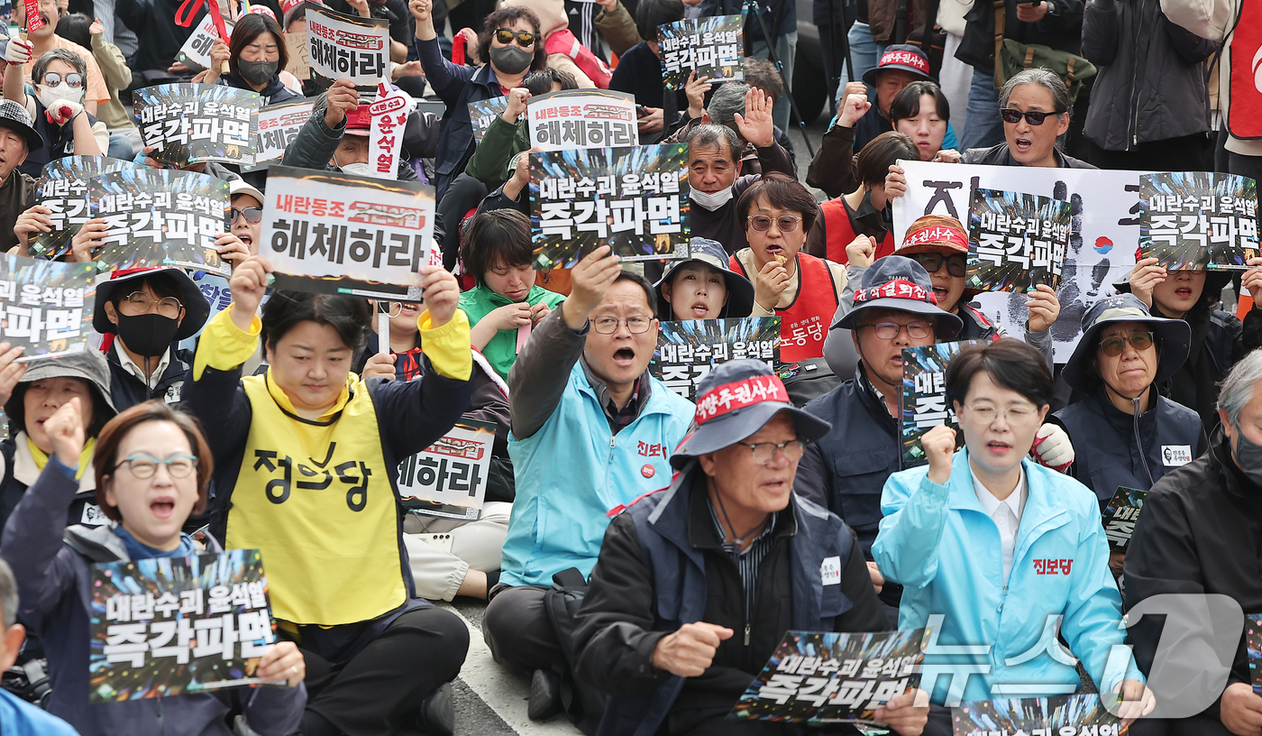 (서울=뉴스1) 김진환 기자 = 전국농민회총연맹(전농)과 야 5당, 시민사회 단체 회원들이 25일 오후 서울 서초구 과천대로 지하철 4호선 남태령역 인근에서 윤석열 대통령 탄핵을 …