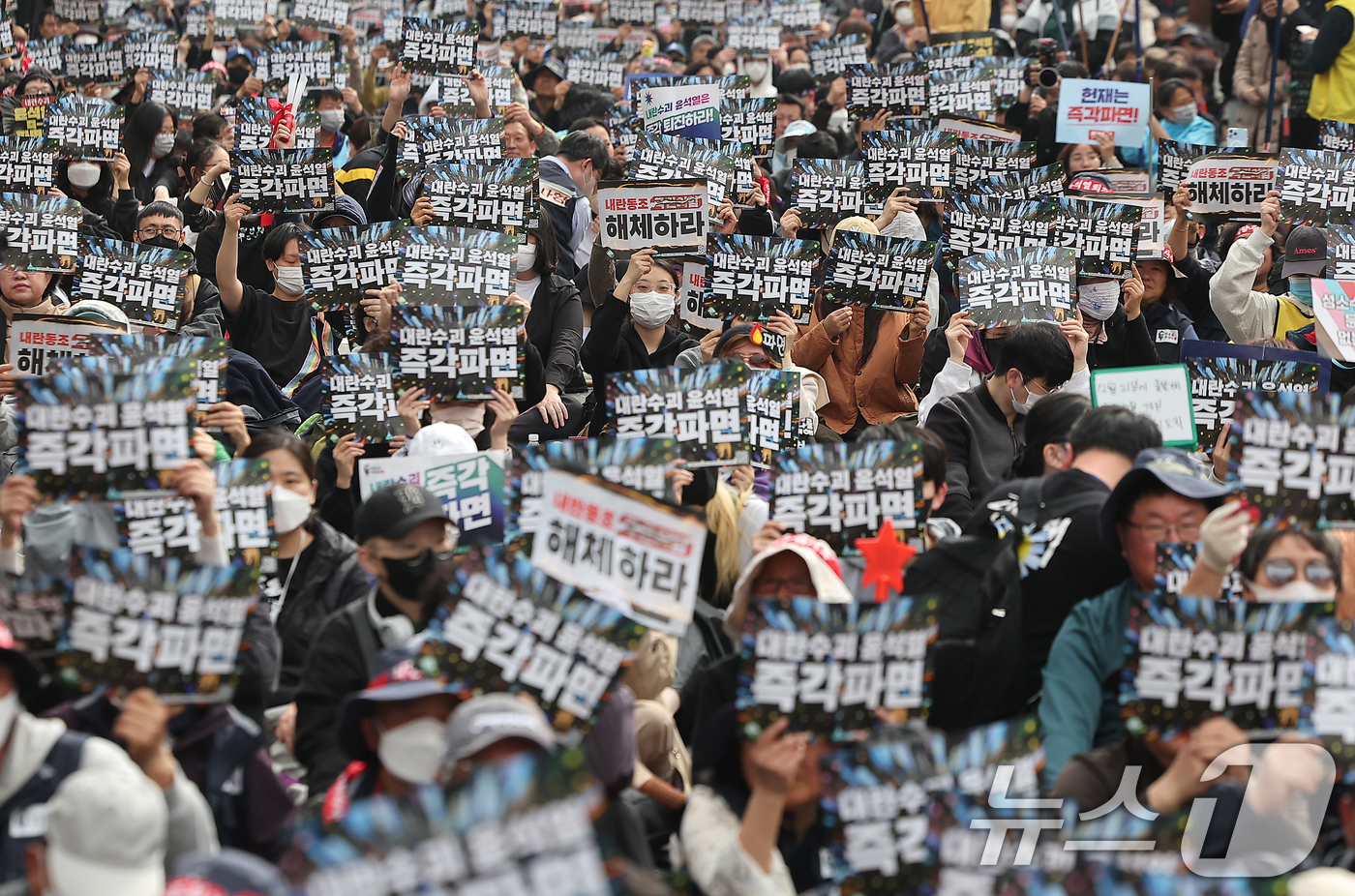 (서울=뉴스1) 김진환 기자 = 전국농민회총연맹(전농)과 야 5당, 시민사회 단체 회원들이 25일 오후 서울 서초구 과천대로 지하철 4호선 남태령역 인근에서 윤석열 대통령 탄핵을 …