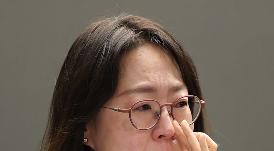 눈물 흘리는 '언더피프틴' 대표