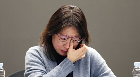 눈물 흘리는 '언더피프틴' 대표