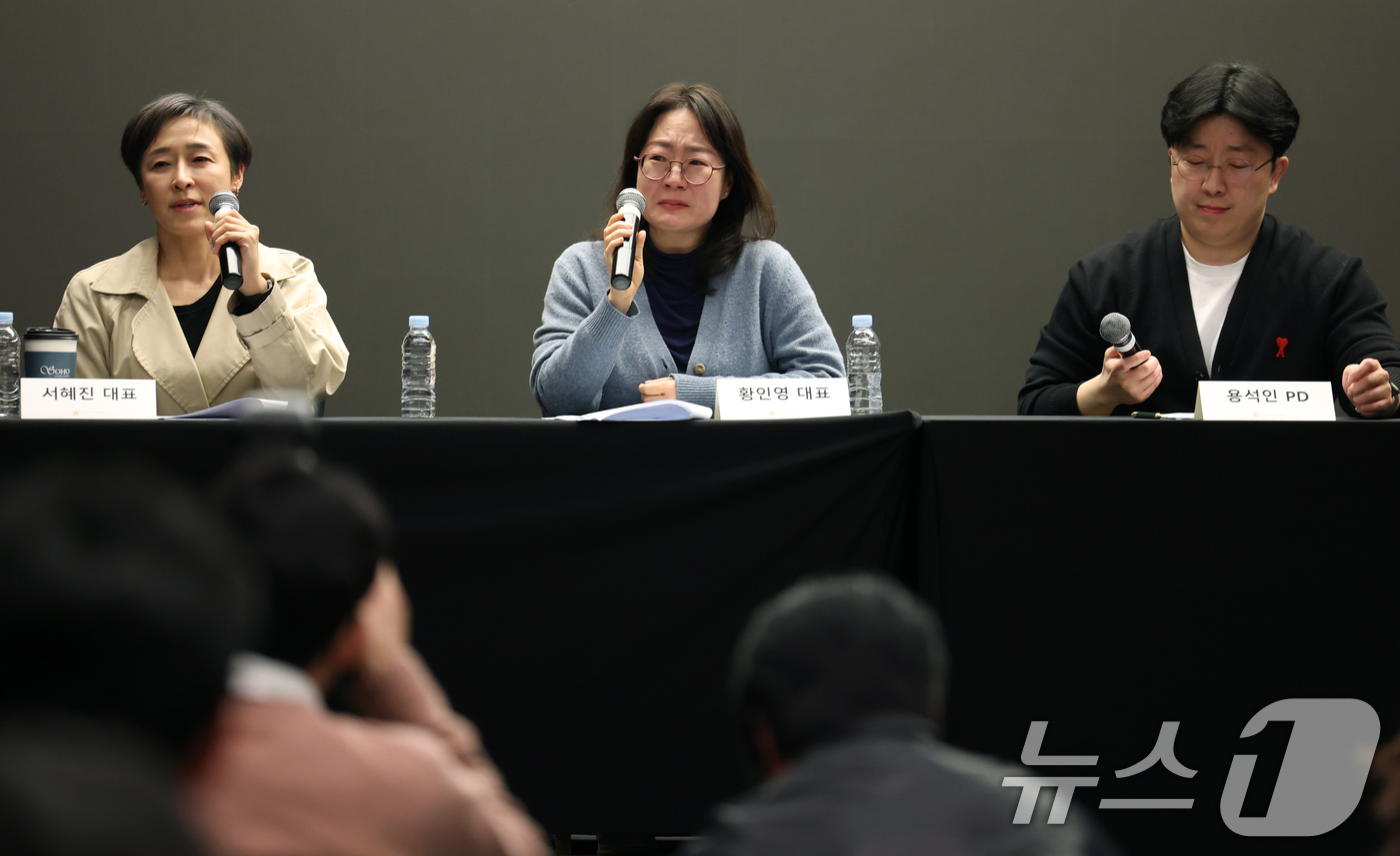 (서울=뉴스1) 권현진 기자 = 제작사 크레아 스튜디오의 황인영 공동대표(가운데)가 25일 오후 서울 마포구 스탠포드 호텔에서 열린 MBN 새 오디션 프로그램 '언더피프틴' 제작 …